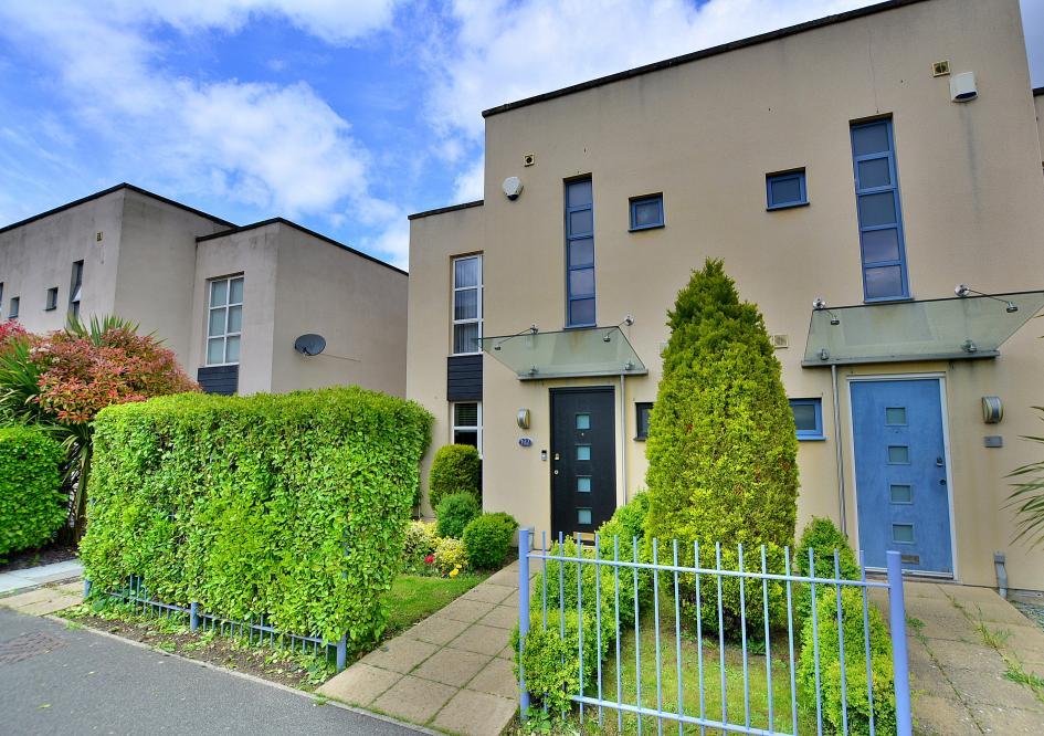 Victoria Road, Ferndown, Dorset BH22 9JD 3 bed semidetached house £325,000