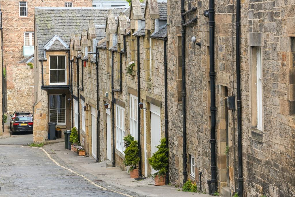 Sunbury Mews, Dean Village, Edinburgh, EH4 3 bed mews £2,100 pcm (£