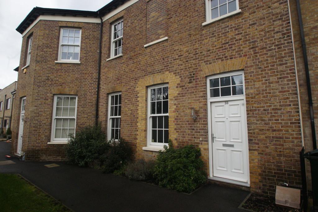 Bournebrook Grove, Romford 2 bed terraced house £1,450 pcm (£335 pw)