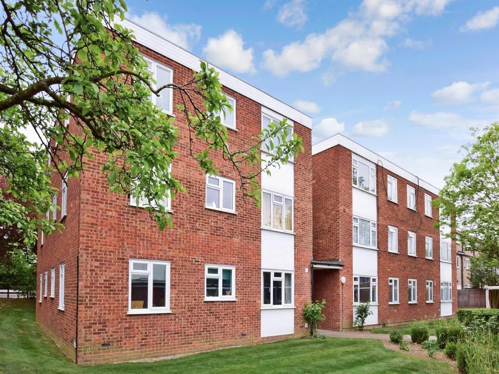 Benhill Wood Road Sutton SM1 1 bed apartment £900 pcm (£208 pw)