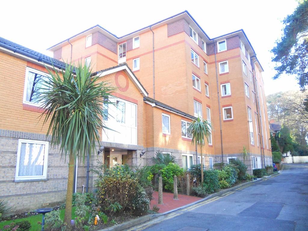 St Peters Court, Bournemouth 2 bed apartment £995 pcm (£230 pw)