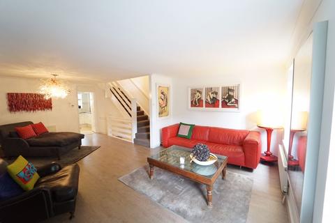 34 Abinger Mews, London, W9 3SP