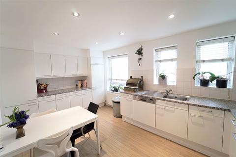 34 Abinger Mews, London, W9 3SP