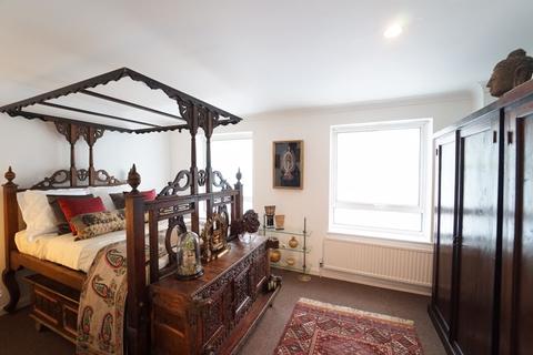 34 Abinger Mews, London, W9 3SP