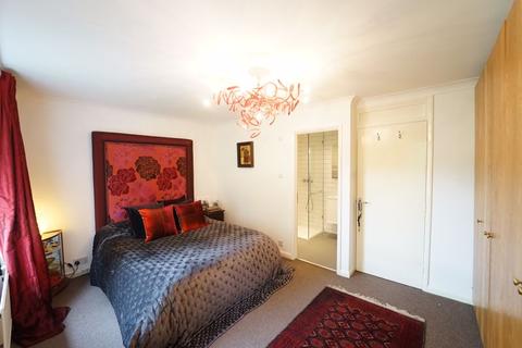 34 Abinger Mews, London, W9 3SP