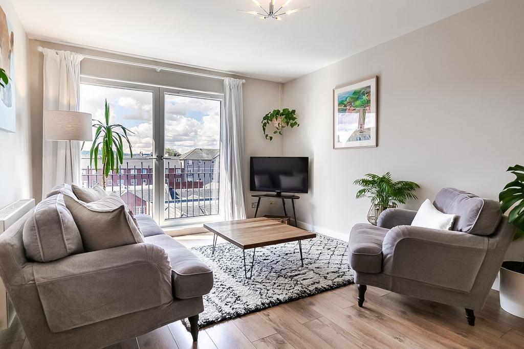 Salamander Court, The Shore, Edinburgh, EH6 2 bed flat £210,000 Salamander Court, The Shore, Edinburgh, EH6 2 bed flat £210,000