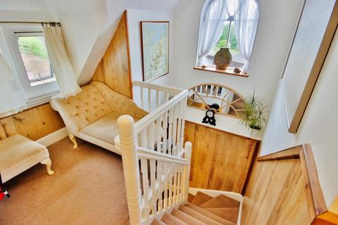 Henwick House Jennett Tree Lane, Callow End, Worcester, WR2 4UB