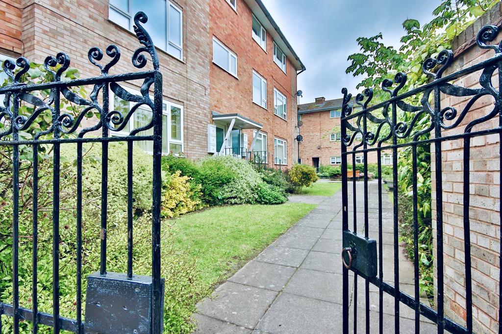 Wentworth Court, Ombersley Road... 2 bed flat £650 pcm (£150 pw)