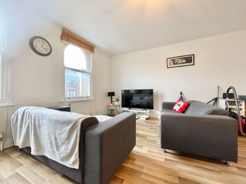 Walworth Road, SE17 3 bed apartment £2,860 pcm (£660 pw)