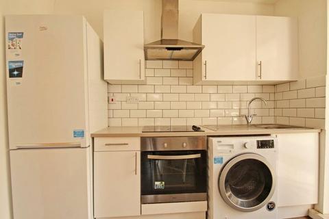 3 bedroom apartment to rent, Southey Road, London