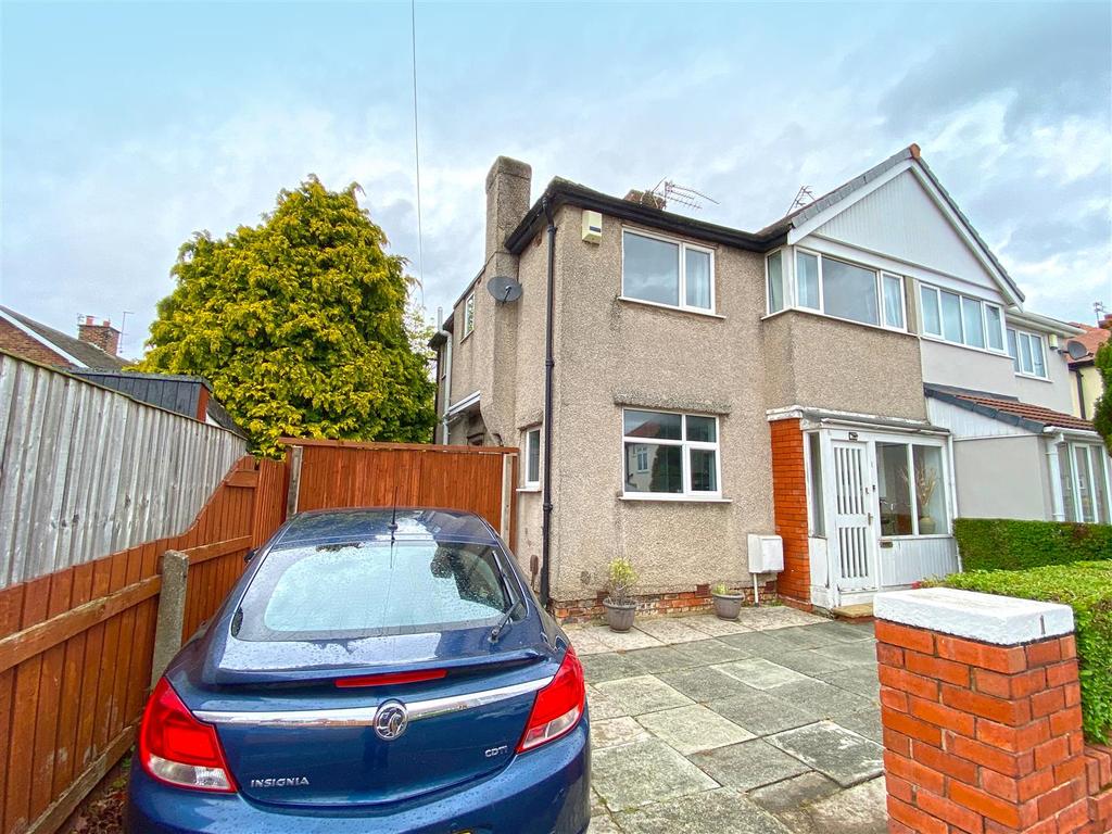 Trevor Drive, Crosby, Liverpool 3 bed semidetached house £230,000