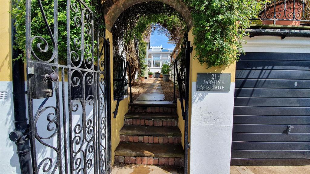 Fisher Lane, Bingham 2 bed detached house £295,000