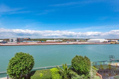Flat 15, St Nicholas Place Emerald Quay, Shoreham-by-sea, BN43 5JR