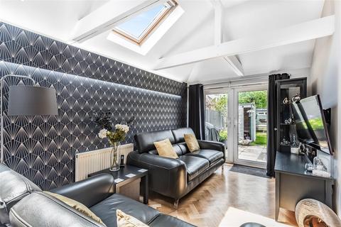 17 Bellfields Road, Guildford, GU1 1QG