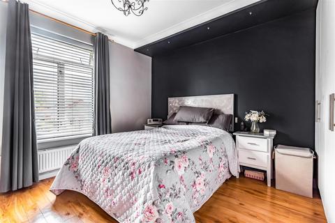 17 Bellfields Road, Guildford, GU1 1QG