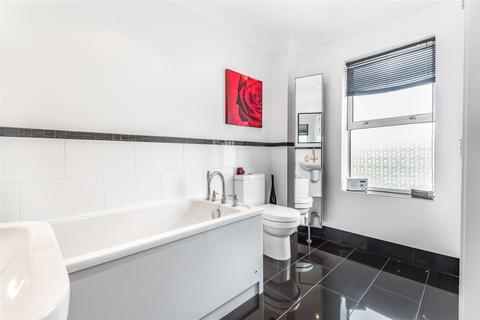 17 Bellfields Road, Guildford, GU1 1QG