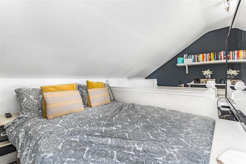 17 Bellfields Road, Guildford, GU1 1QG