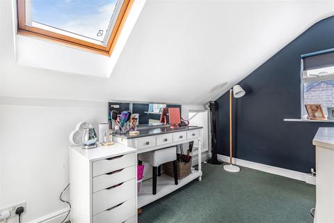 17 Bellfields Road, Guildford, GU1 1QG