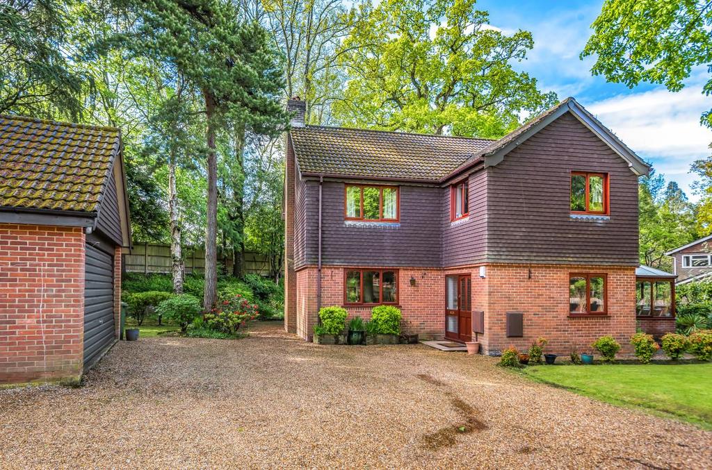 Wychwood Grove, Chandlers Ford 5 bed detached house £800,000