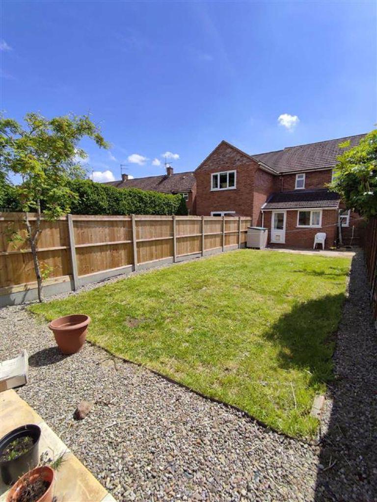 Duke Of Edinburgh Way, Malvern, Worcestershire 3 bed terraced house £