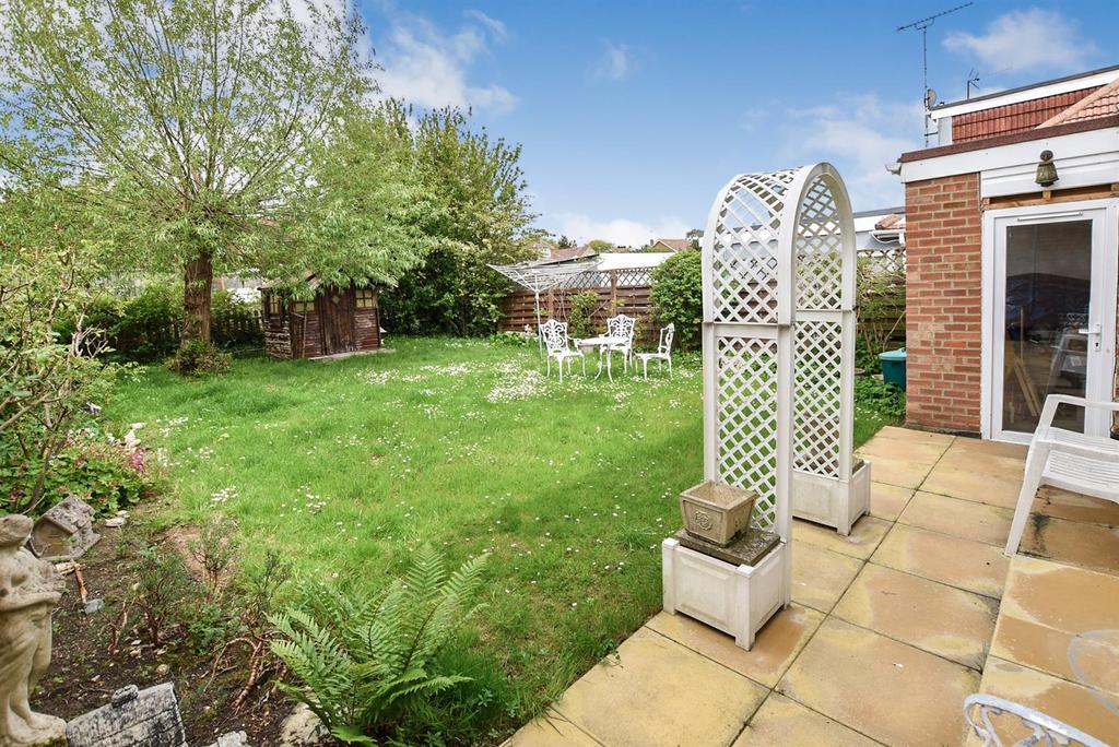 Oakfield Road, Benfleet 3 bed semidetached house £360,000