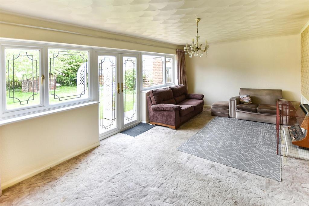 Oakfield Road, Benfleet 3 bed semidetached house £360,000