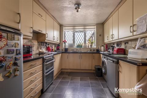 4 Hollymead, Corringham, Stanford-le-hope, SS17 7RL