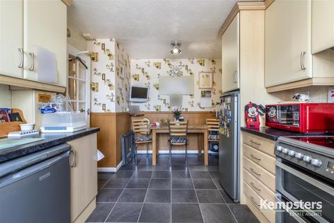 4 Hollymead, Corringham, Stanford-le-hope, SS17 7RL