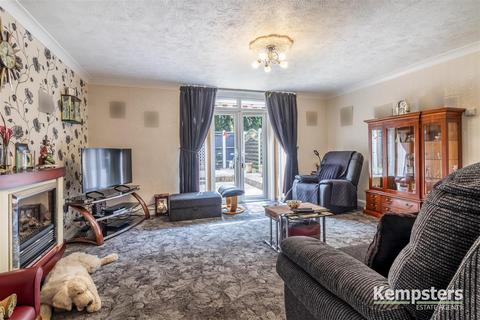 4 Hollymead, Corringham, Stanford-le-hope, SS17 7RL