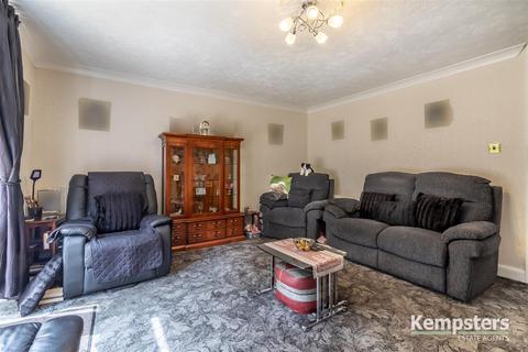 4 Hollymead, Corringham, Stanford-le-hope, SS17 7RL