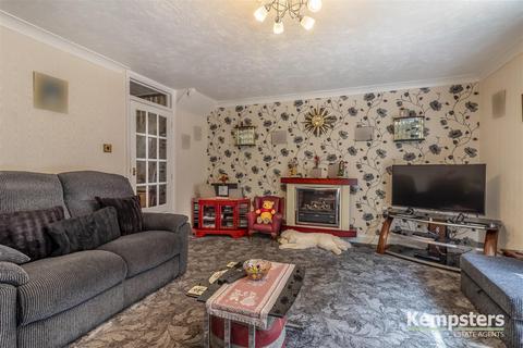 4 Hollymead, Corringham, Stanford-le-hope, SS17 7RL