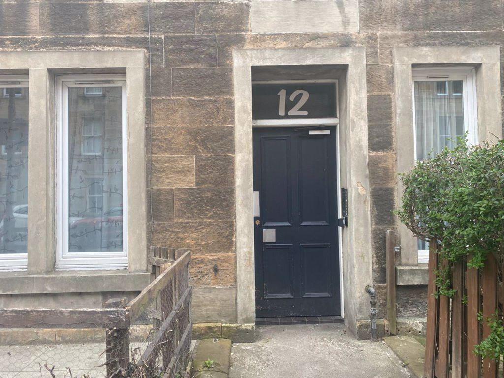 CALEDONIAN PLACE, EDINBURGH, EH11 2AS 3 bed flat £1,100 pcm (£254 pw)