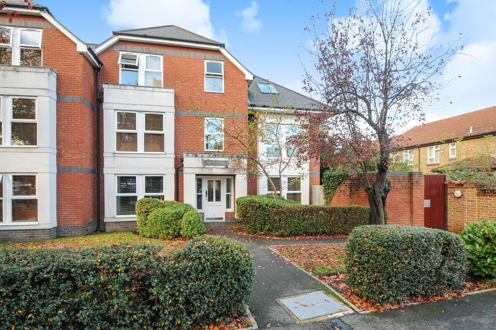 Eton House, School Lane, Egham, TW20 2 bed ground floor flat £1,200