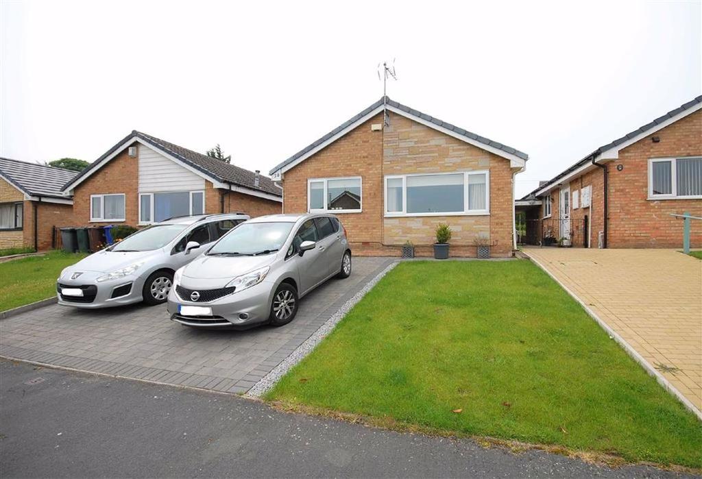 Park Avenue, Sherburn In Elmet, Leeds, LS25 2 bed detached bungalow £