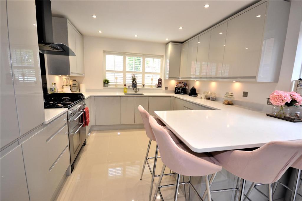 Leslie Park, BurnhamOnCrouch 5 bed detached house £500,000