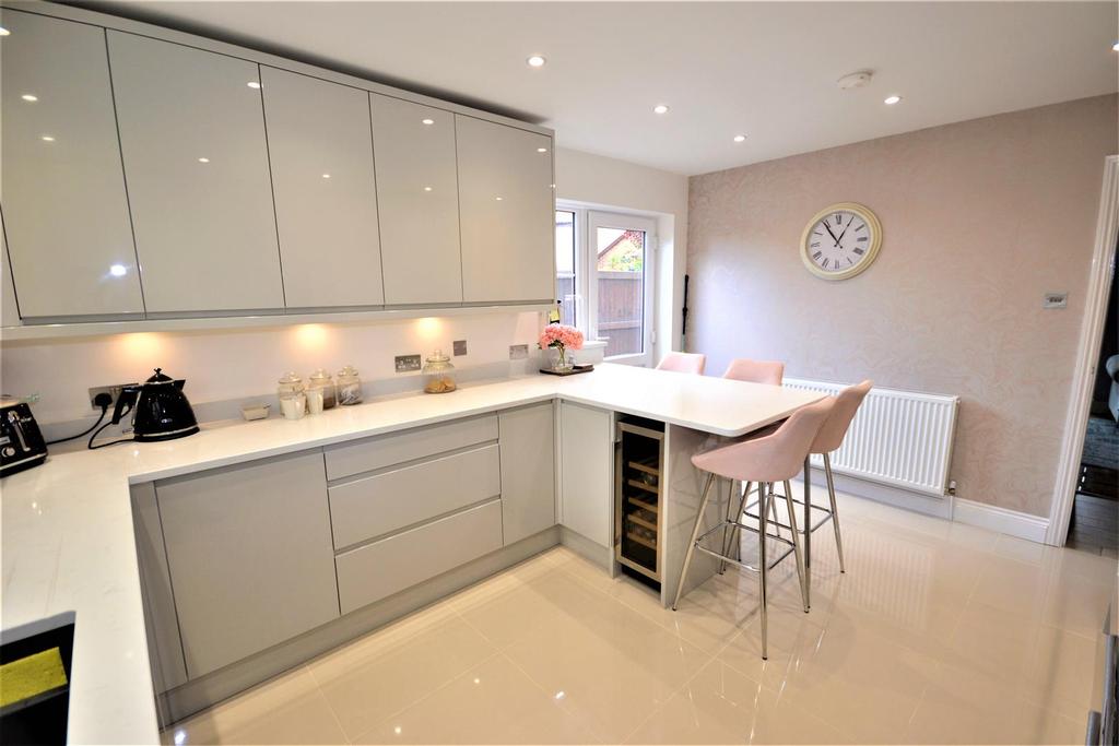 Leslie Park, BurnhamOnCrouch 5 bed detached house £500,000