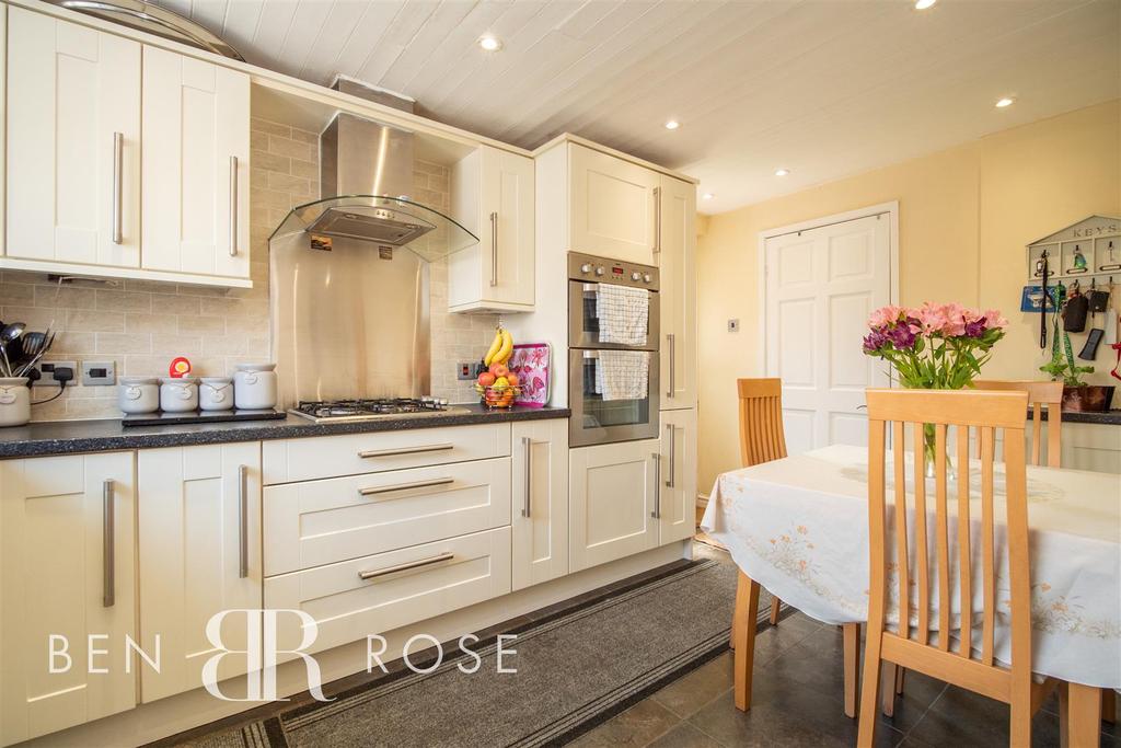 Cowling Brow, Chorley 3 bed semidetached house £159,995