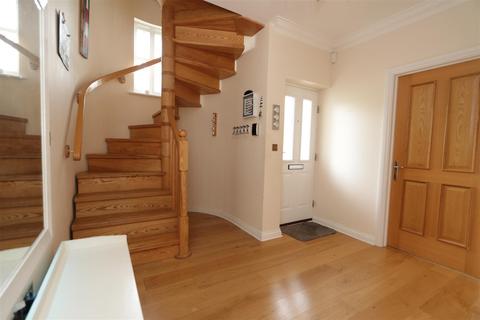 3 Newmans Gate, Hutton, Brentwood, CM13 2FB