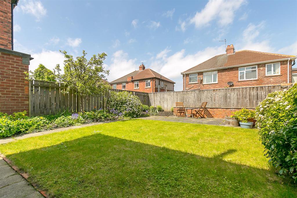 Ridgewood Gardens, South Gosforth, Newcastle upon Tyne 2 bed end of