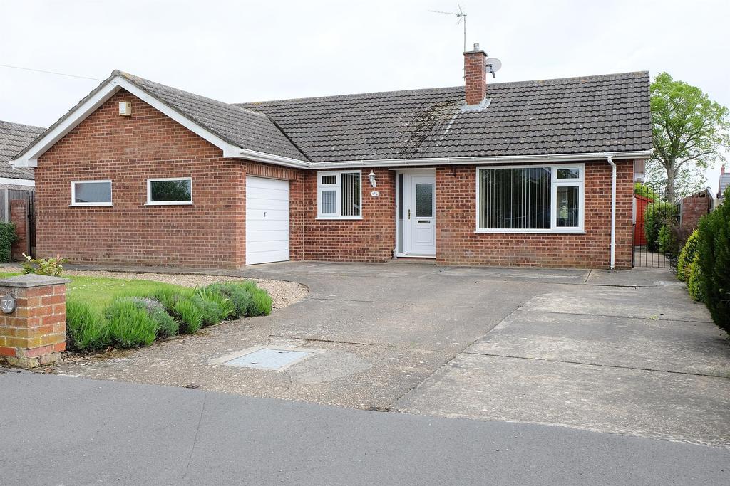 Abbey Drive, Woodhall Spa, Lincs, LN10 6QU 3 bed detached bungalow £