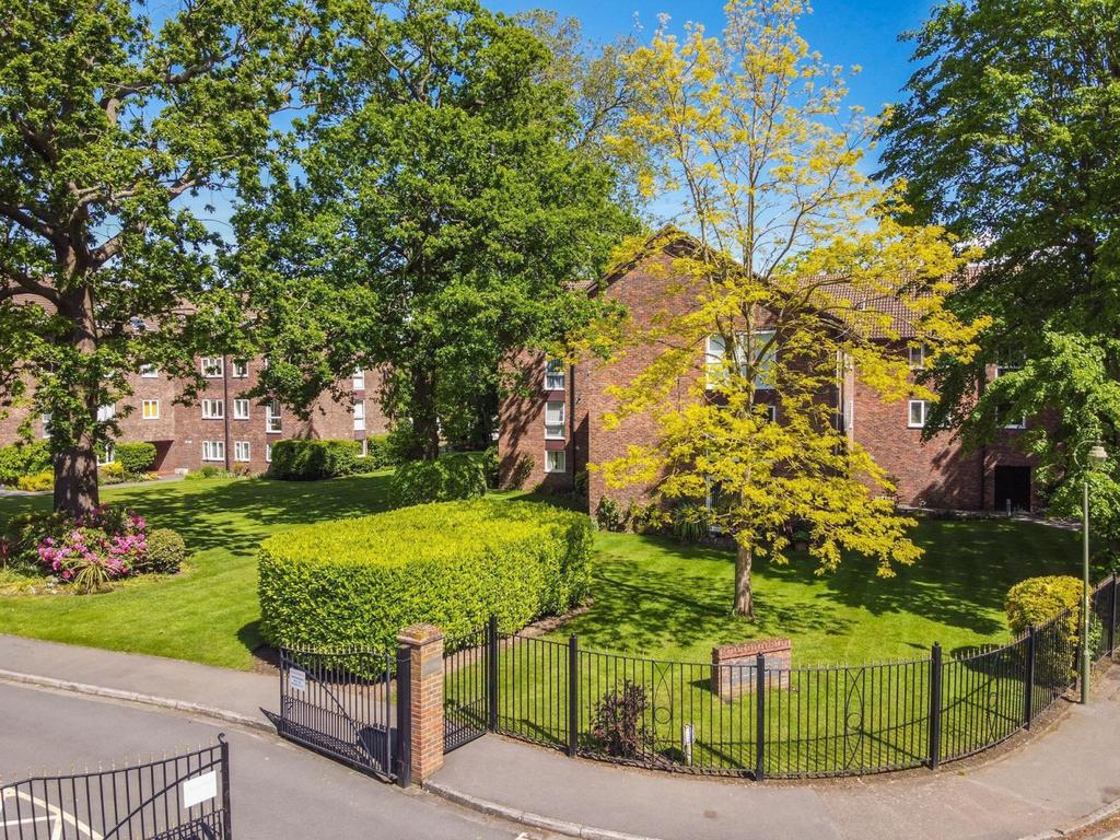 Hillrise, WaltonOnThames, KT12 3 bed flat £725,000