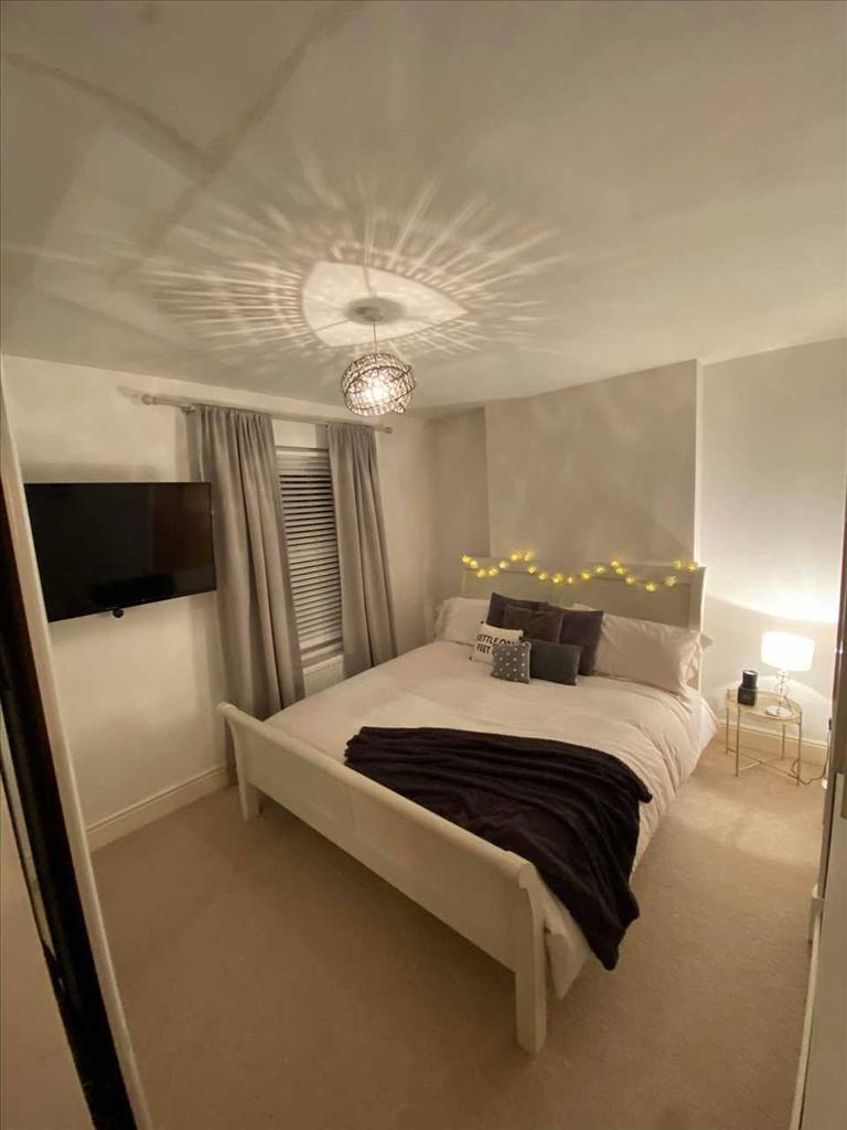 Master bedroom :