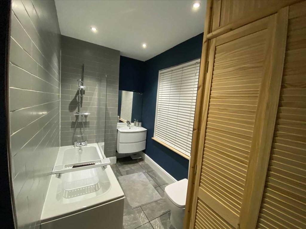 Family bathroom :
