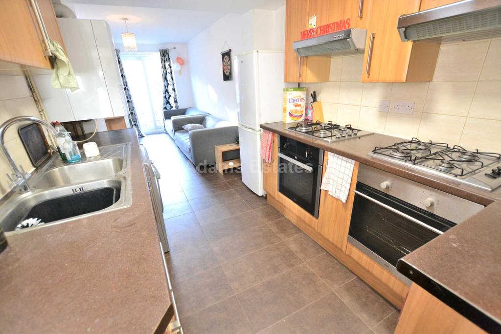 Donnington Gardens, Reading 6 bed terraced house £1,900 pcm (£438 pw)