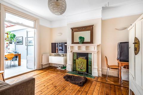 18 King Edwards Gardens, London, W3 9RG