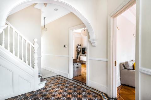 18 King Edwards Gardens, London, W3 9RG