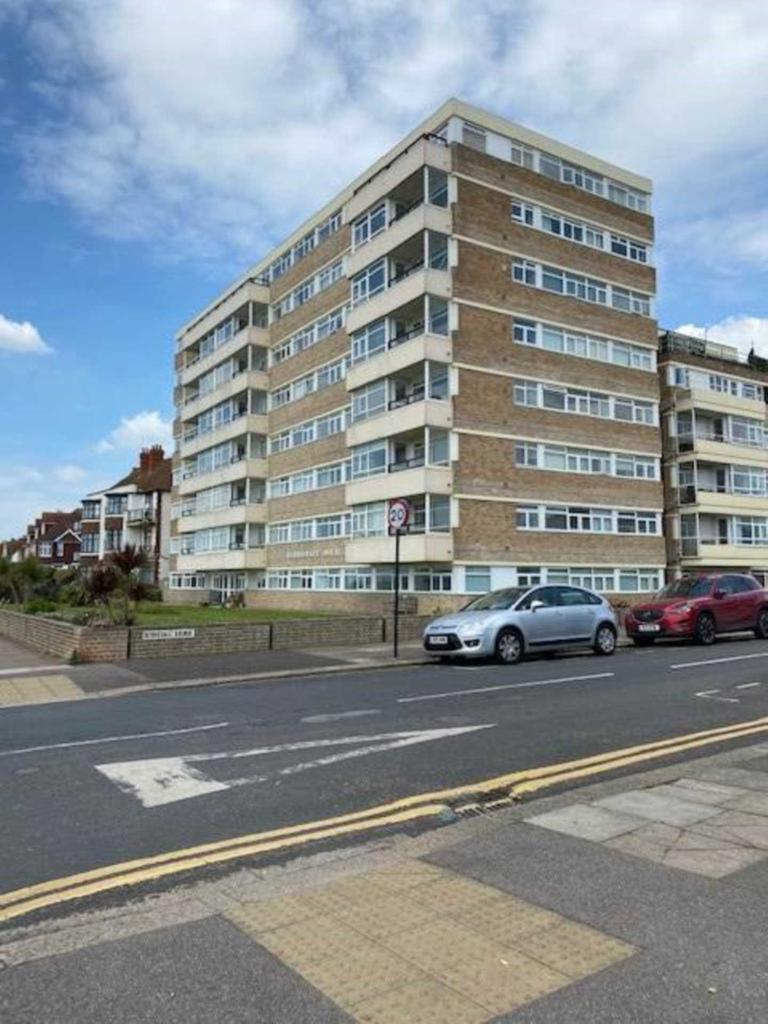 Berriedale House, Hove Studio £850 pcm (£196 pw)