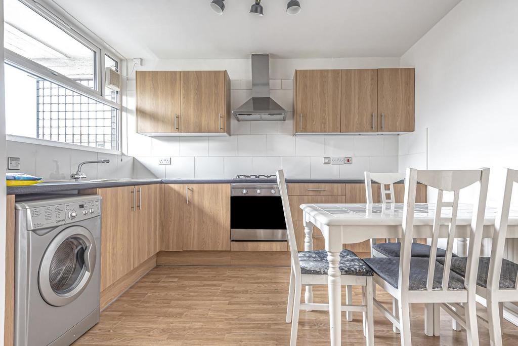 Westbridge Road, Battersea 3 bed flat £575,000