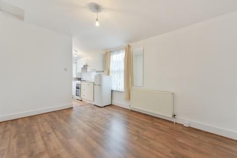 Studio to rent, Blurton Road, Clapton