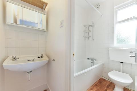 Studio to rent, Blurton Road, Clapton